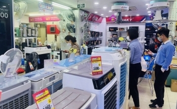 Hà Nội: Trời chớm nóng, siêu thị điện máy dồn dập giảm giá các sản phẩm làm mát