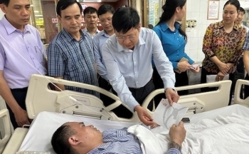 Tổng LĐLĐVN thăm hỏi, hỗ trợ công nhân bị tai nạn hầm lò tại Quảng Ninh