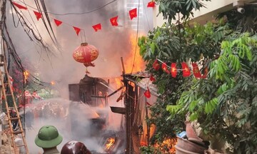 Hà Nội: Cháy lớn tại kho phế liệu gầm cầu vượt Mễ Trì