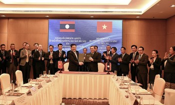 Bộ trưởng Nguyễn Hồng Diên hội đàm với Bộ trưởng Bộ Năng lượng và Mỏ Lào