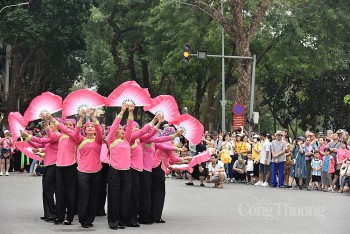 Ngắm phụ nữ Xá Phó múa khăn, người Mông 