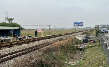 Khởi tố đối tượng tự ý mở lối đi trái phép qua đường sắt