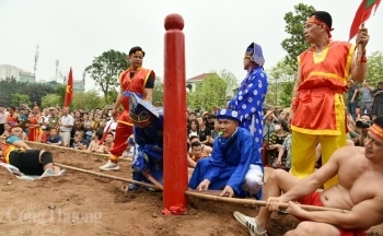 Độc, lạ thi kéo co trong tư thế ngồi và nằm tại đền Trấn Vũ