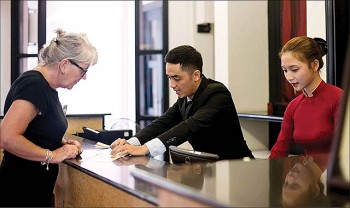 Lao động ngành du lịch nguy cơ mất việc trên “sân nhà”