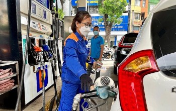 Giá xăng dầu hôm nay ngày 20/4/2024: Giá dầu thế giới đảo chiều tăng mạnh phiên cuối tuần