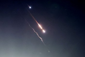 Căng thẳng Israel - Iran: Israel bất ngờ tấn công tên lửa trả đũa Iran