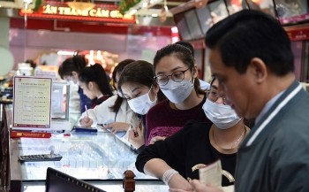 Lo ngại giá vàng sẽ giảm sau phiên đấu thầu, nhiều nhà đầu tư đổ xô bán vàng SJC chốt lời