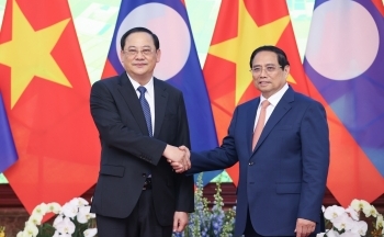 Thủ tướng Phạm Minh Chính gặp làm việc với Thủ tướng Lào Sonexay Siphandone