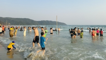 Du khách đến Quảng Ninh tăng đột biến, gấp nhiều lần ngày thường