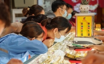 Giá vàng tăng mạnh, nhà đầu tư thận trọng khi mua vàng 