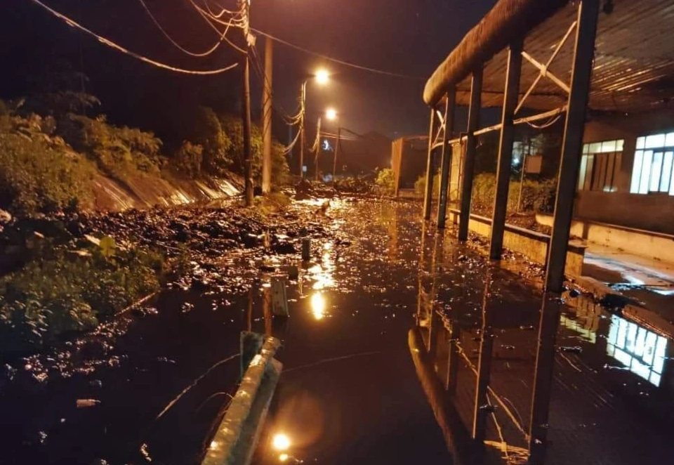 Sự cố tràn bùn thải từ bãi rác Nam Sơn do mưa lớn