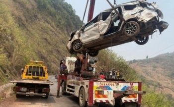 5 người trong gia đình thoát chết thần kỳ khi ô tô lao xuống vực