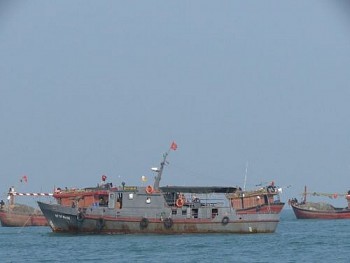 Quảng Bình: Giông lốc bất ngờ, 4 tàu cá bị chìm trên biển
