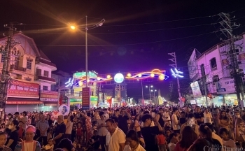 Biển người nô nức đón xem Chương trình nghệ thuật đặc biệt “Điện Biên Phủ - Mốc vàng lịch sử”