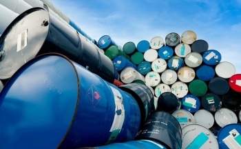 Tồn kho giảm kéo giá dầu phục hồi