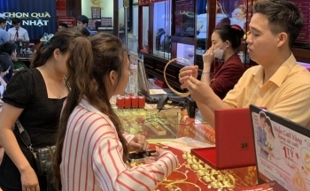 Giá vàng tăng không ngừng nghỉ, người dân Hà Nội vẫn xếp hàng chờ mua vàng đầu tư