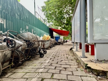 Hà Nội: Nhiều nhà chờ xe buýt bị chiếm dụng thành điểm tập kết phế liệu
