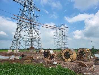 Đường dây 500kV mạch 3 Nhà máy nhiệt điện Nam Định I – Thanh Hoá bắt đầu kéo dây