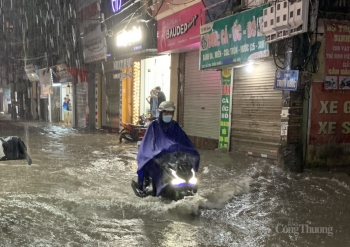 Nhiều tuyến đường Hà Nội biến thành sông sau cơn mưa lớn kéo dài