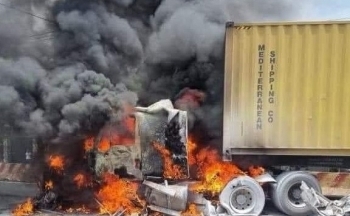 Tai nạn liên hoàn ở Bình Phước, xe container cháy ngùn ngụt