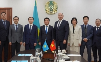 Bộ trưởng Nguyễn Hồng Diên làm việc với Bộ trưởng Bộ Công nghiệp và Xây dựng Kazakhstan