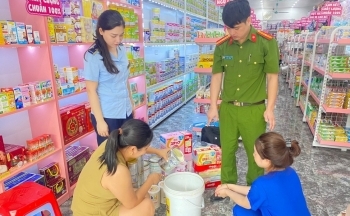 Tuyên Quang: Phát hiện cơ sở kinh doanh sữa bột dành cho trẻ em không rõ nguồn gốc