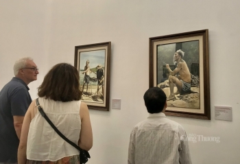 Chân dung Chủ tịch Hồ Chí Minh vĩ đại và bình dị qua 55 tác phẩm hội họa