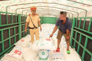 Sóc Trăng: Phát hiện container chở 32 tấn đường cát nhập lậu