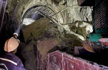 Phú Yên: Sạt lở hầm đường sắt Chí Thạnh, ô tô di chuyển qua đèo Thị như thế nào?