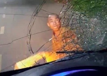 Xôn xao clip người mặc áo giống nhà sư đập vỡ kính xe ô tô