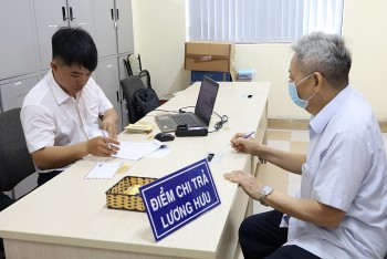 Bảo hiểm Xã hội Việt Nam vẫn thực hiện chi trả lương hưu bằng tiền mặt cho người có nhu cầu
