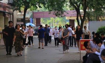 Hàng nghìn thí sinh thi vào 2 trường chuyên Khoa học Tự nhiên và Khoa học Xã hội & Nhân văn
