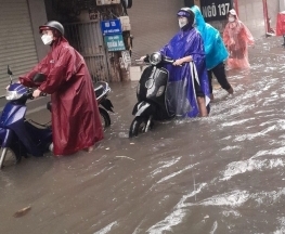 Mưa lớn, nhiều tuyến đường ở Hà Nội ngập nặng, tắc nghẽn kéo dài