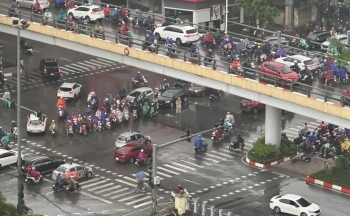 Hà Nội: Mưa lớn đầu giờ sáng, nhiều tuyến đường ngập sâu, ùn tắc cục bộ