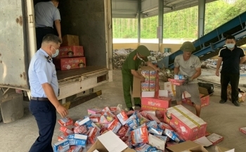 Yên Bái: Tiêu hủy hàng thực phẩm đóng gói nhập lậu