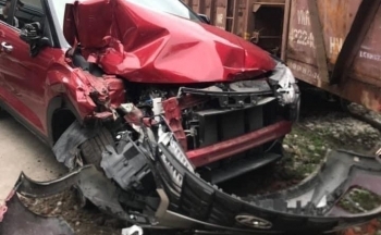 Cận cảnh xe Hyundai Creta bị tàu hỏa đâm nát đầu ở Hà Nội