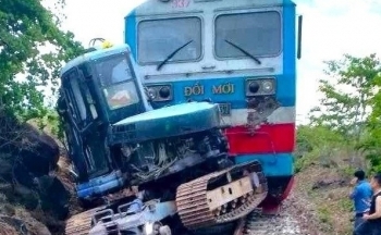 Nguyên nhân vụ tàu hỏa SE10 tông máy xúc ở Bình Thuận