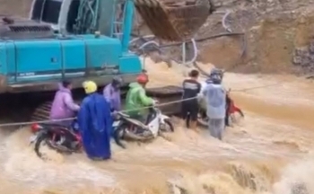 Thót tim hàng chục xe máy, ô tô chôn chân giữa dòng nước chảy cuồn cuộn ở sông Nho Quế
