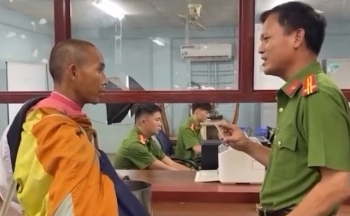 Cảm xúc bất ngờ khi ông Thích Minh Tuệ nhận căn cước công dân tại Gia Lai