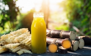 Nhóm người nên hạn chế uống nước mía, vì sao?