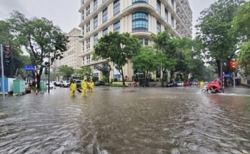 Hà Nội mùa này “phố cũng như sông”, chuyên gia nói gì?