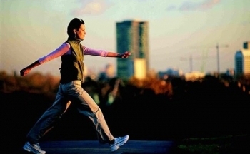 Đi bộ trước hay sau bữa tối có lợi hơn?