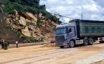 Gỡ đường dây điện mắc vào xe, tài xế bị điện giật tử vong tại chỗ