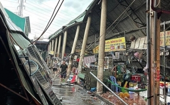 Bình Dương: Mưa lớn làm sập chợ Cư xá Hưng Lợi, tiểu thương tháo chạy