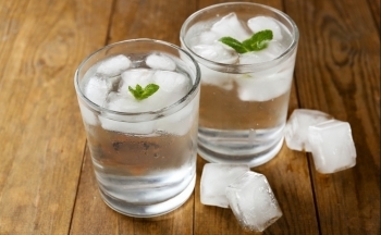 Uống nước đá mùa nắng nóng “độc hại” thế nào cho cơ thể?