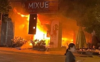 Hà Tĩnh: Cháy quán kem Mixue, lửa bùng đỏ rực cả góc trời