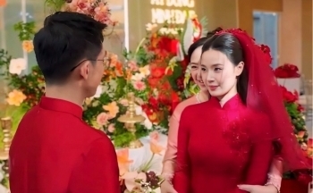 Diễn viên Midu diện áo dài đỏ tơ tằm trong lễ cưới với thiếu gia ngành nhựa