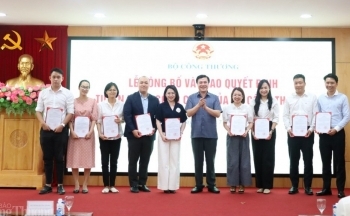 Bộ Công Thương trao quyết định tuyển dụng 83 công chức năm 2024