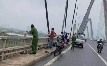 Hà Nội: Nam thanh niên bỏ lại xe máy, điện thoại, nhảy cầu Nhật Tân