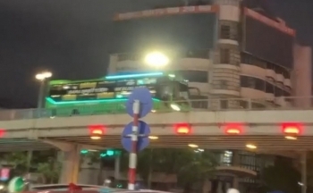 Hà Nội: Tài xế xe khách đi lùi trên cầu vượt Láng Hạ bị tước giấy phép lái xe